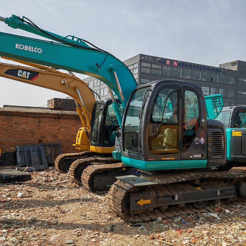 Máquina de escavadeira de segunda mão kobelco 135 / cor original kobelco 135 usada à venda