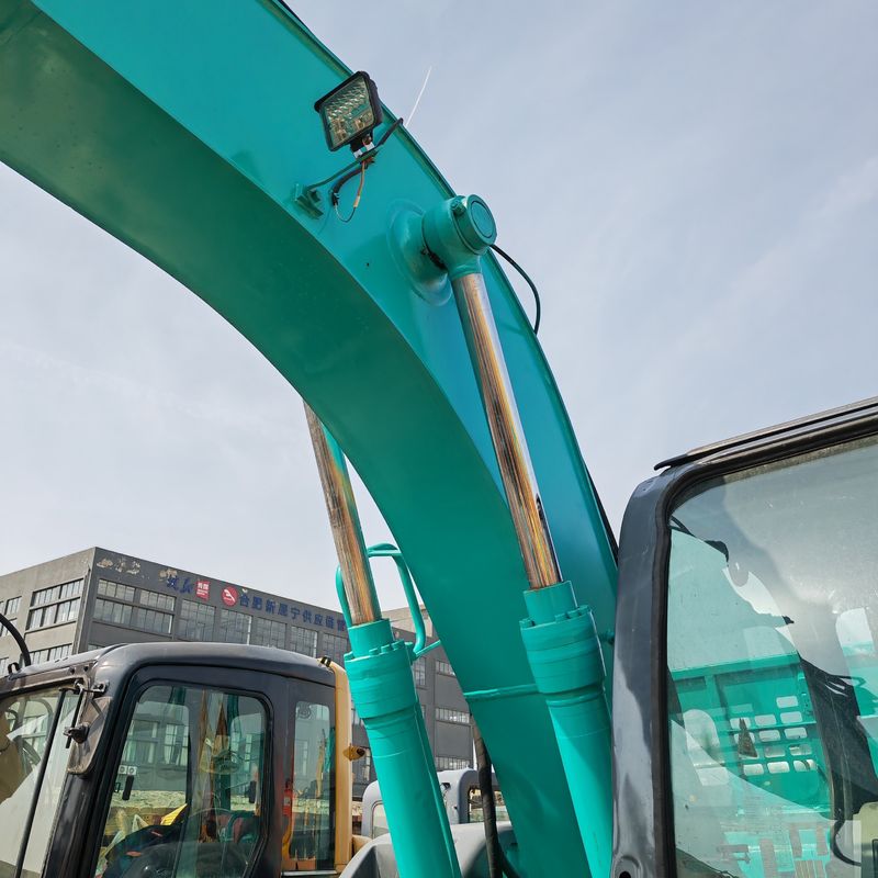 Máquina de escavadeira de segunda mão kobelco 135 / cor original kobelco 135 usada à venda