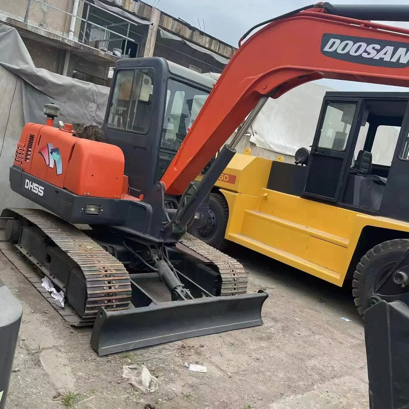 Excavadora Doushan DH55 original de segunda mão está em boas condições, forte e de manutenção simples.