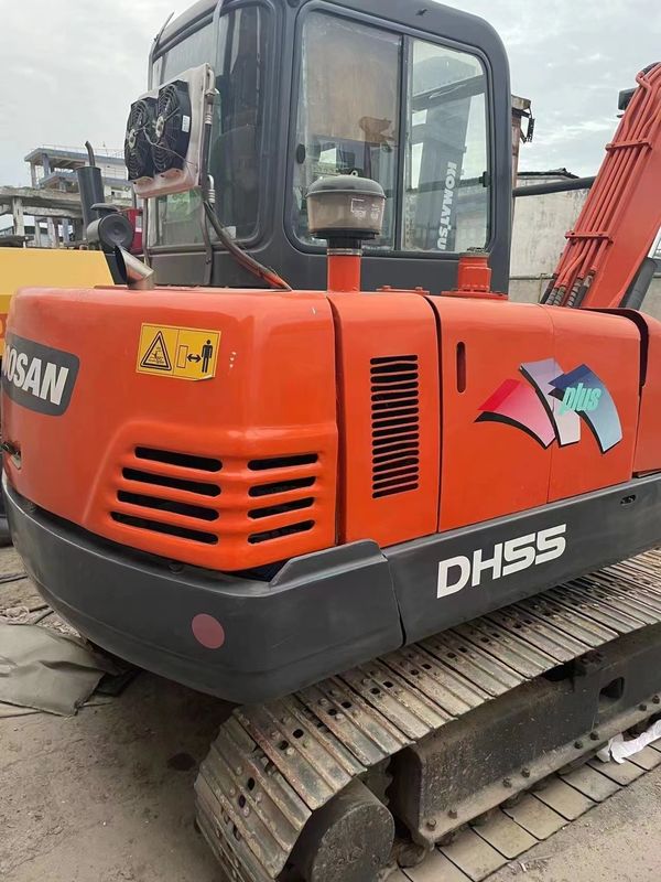 Excavadora Doushan DH55 original de segunda mão está em boas condições, forte e de manutenção simples.