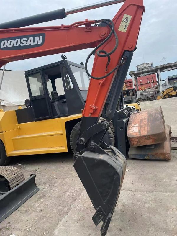 Excavadora Doushan DH55 original de segunda mão está em boas condições, forte e de manutenção simples.