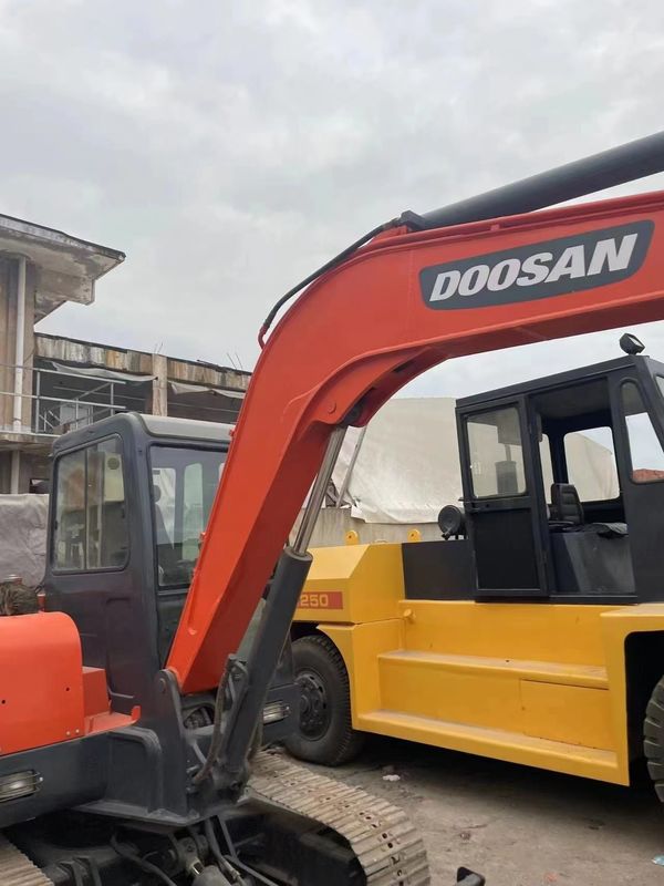 Excavadora Doushan DH55 original de segunda mão está em boas condições, forte e de manutenção simples.
